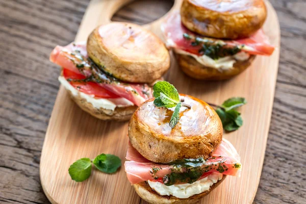 Hamburguesas de setas con jamón, queso crema y salsa de menta —  Fotos de Stock