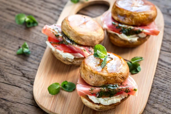 Hamburguesas de setas con jamón, queso crema y salsa de menta —  Fotos de Stock