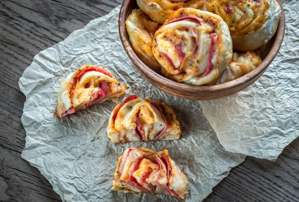 Schüssel mit Pizzabrötchen — Stockfoto