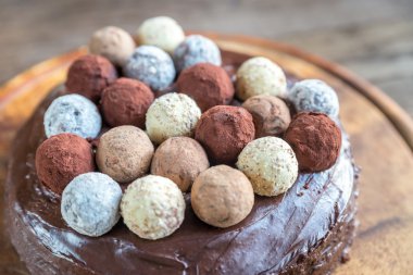 Sacher torte domalan ile dekore edilmiş