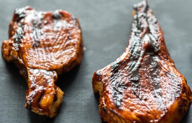 Ahşap arka plan üzerinde ızgara domuz kaburga