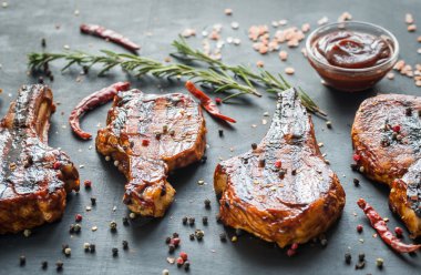 Ahşap arka plan üzerinde ızgara domuz kaburga