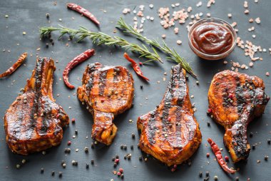 Ahşap arka plan üzerinde ızgara domuz kaburga