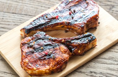 Tahtada ızgara domuz kaburgası.