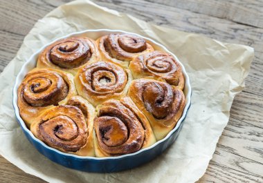 Ahşap arka plan üzerinde rulo tarçın