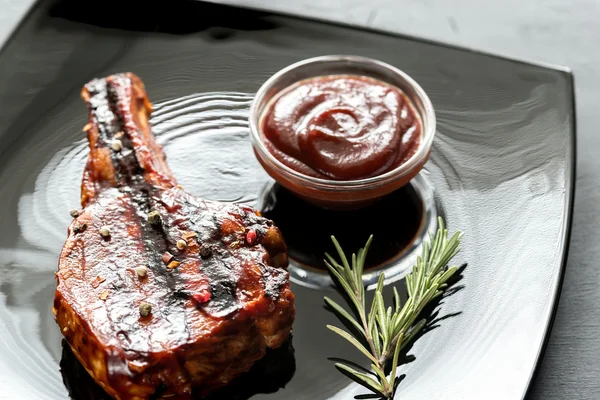 Costilla de cerdo a la parrilla en el plato —  Fotos de Stock