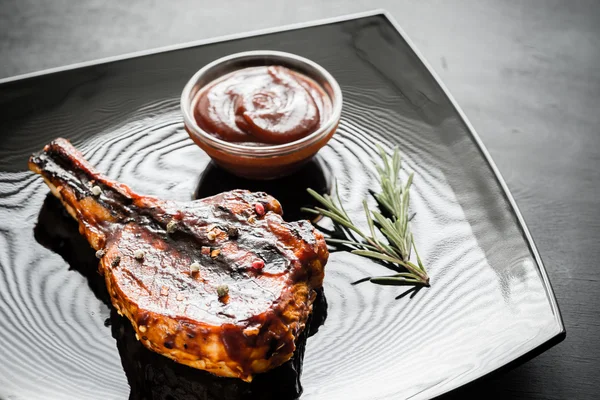 Жареные свиные ребрышки на тарелке — стоковое фото