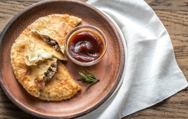 Plaka üzerinde et köftesi