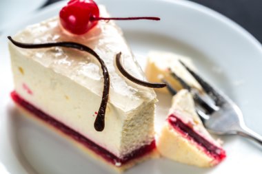 Tatlı kiraz ile Ahududu cheesecake