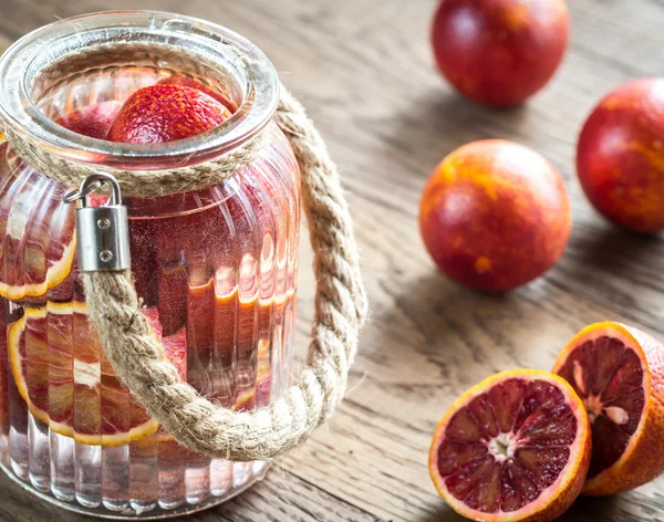 Mandarinas rojas en el fondo de madera — Foto de Stock