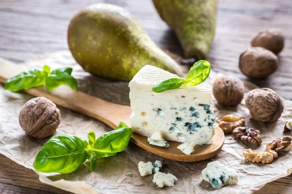 Blue cheese with walnuts and pears — Stock Photo, Image