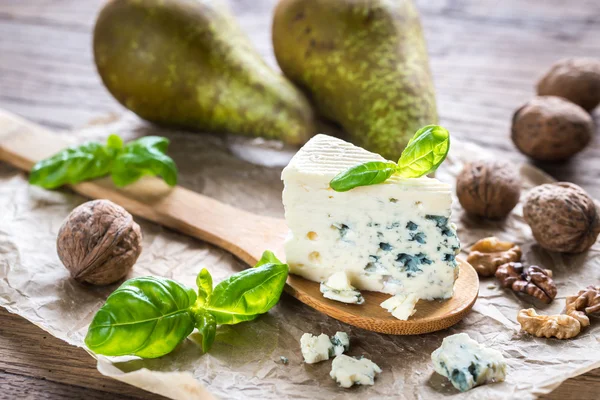 Blauschimmelkäse mit Walnüssen und Birnen — Stockfoto