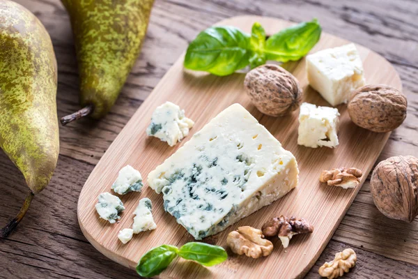 Blue cheese with walnuts and pears — Stock Photo, Image