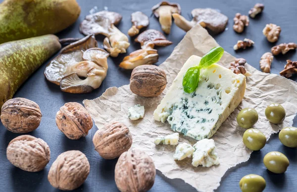 Blue cheese with walnuts, oyster mushrooms and green olives — Stock Photo, Image