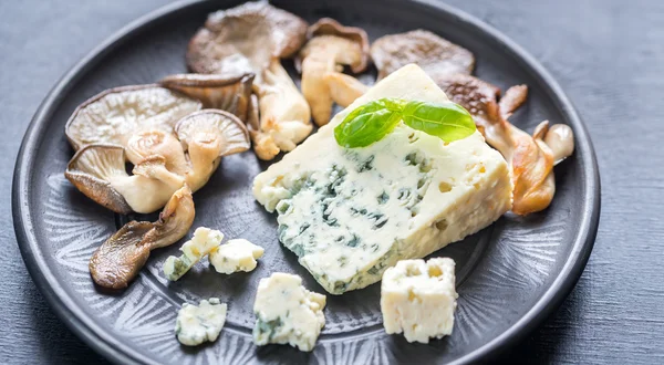 Blue cheese with walnuts and oyster mushrooms — Stock Photo, Image