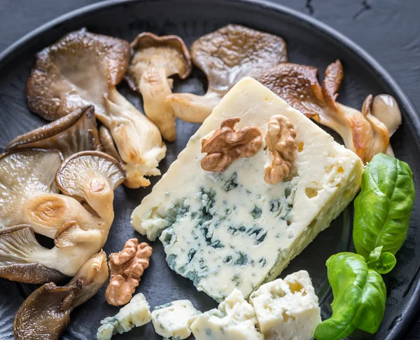 Blue cheese with walnuts and oyster mushrooms — Stock Photo, Image