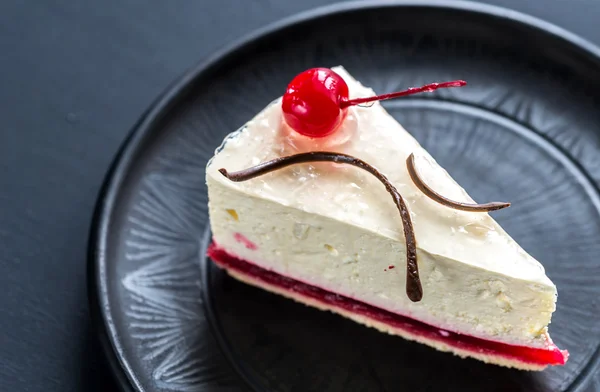 Tarta de queso de frambuesa con cereza dulce —  Fotos de Stock