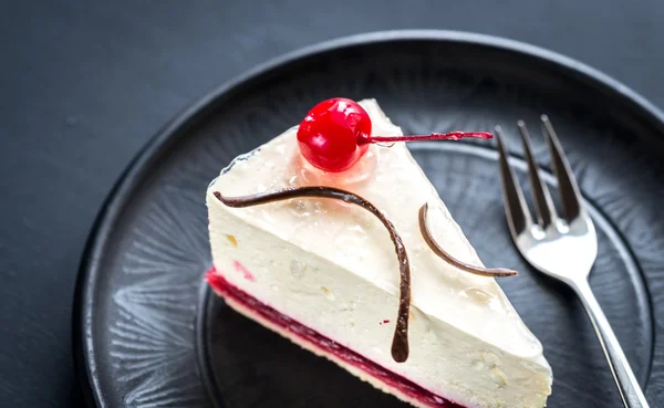 Tarta de queso de frambuesa con cereza dulce — Foto de Stock