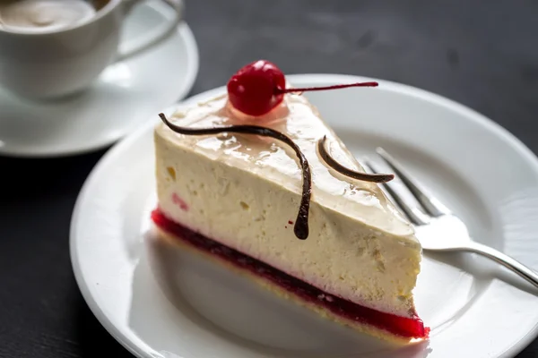 Raspberry cheesecake with sweet cherry — Stock Photo, Image