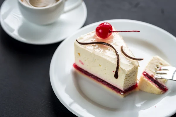 Raspberry cheesecake with sweet cherry — Stock Photo, Image