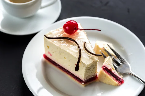 Malinový cheesecake s sweet cherry — Stock fotografie