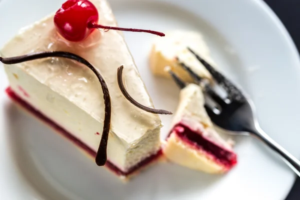 Gâteau au fromage à la framboise et cerise douce — Photo