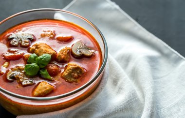 Tay kırmızı tavuk köri