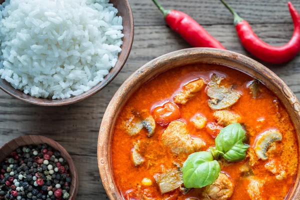 Thailändisches rotes Hühnercurry mit weißem Reis — Stockfoto