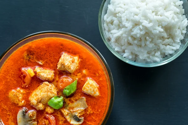 Curry de pollo rojo tailandés con arroz blanco — Foto de Stock