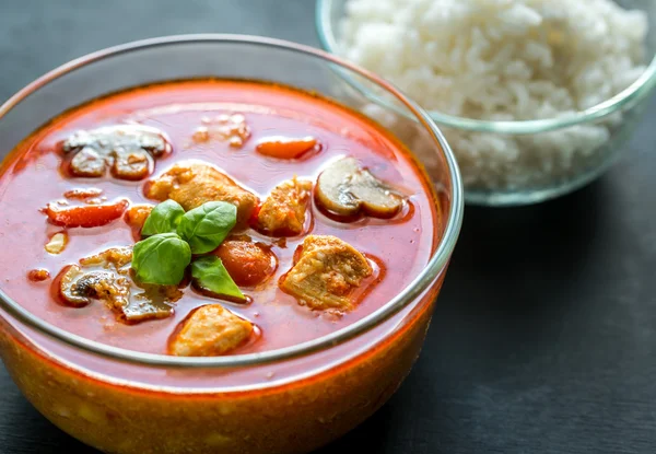 Curry de pollo rojo tailandés con arroz blanco — Foto de Stock