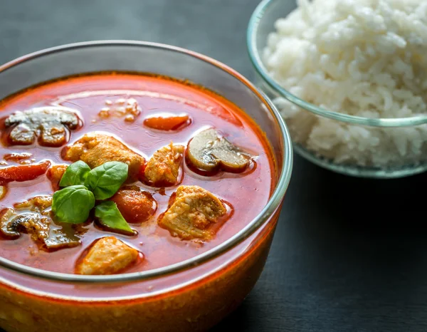 Thailändisches rotes Hühnercurry mit weißem Reis — Stockfoto