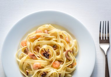Deniz ürünleri ile Tagliatelle makarna