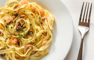 Deniz ürünleri ile Tagliatelle makarna