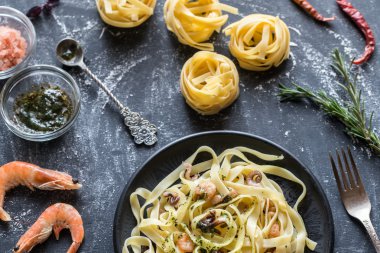 Deniz ürünleri ile Tagliatelle makarna