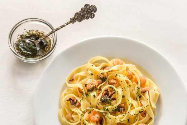 Tagliatelle pasta med mynta sås fisk och skaldjur — Stockfoto