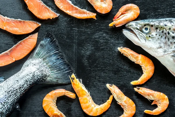 Frutos do mar em fundo preto — Fotografia de Stock