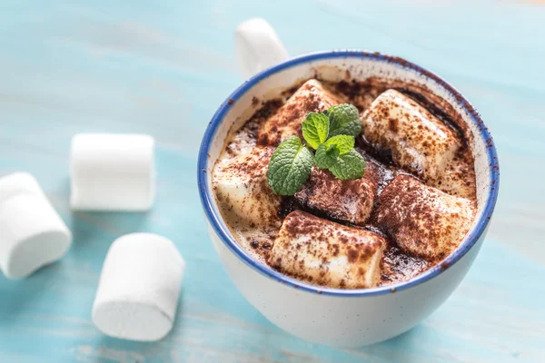 Csésze kakaót a marshmallows és kakaópor — Stock Fotó
