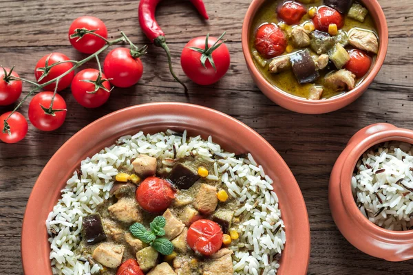 Caril de frango verde tailandês com mistura de arroz branco e selvagem — Fotografia de Stock