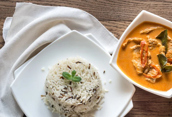Curry panang tailandês com tigela de arroz branco e selvagem — Fotografia de Stock