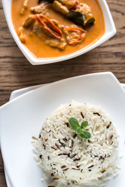 Curry panang thaïlandais avec bol de riz blanc et sauvage — Photo