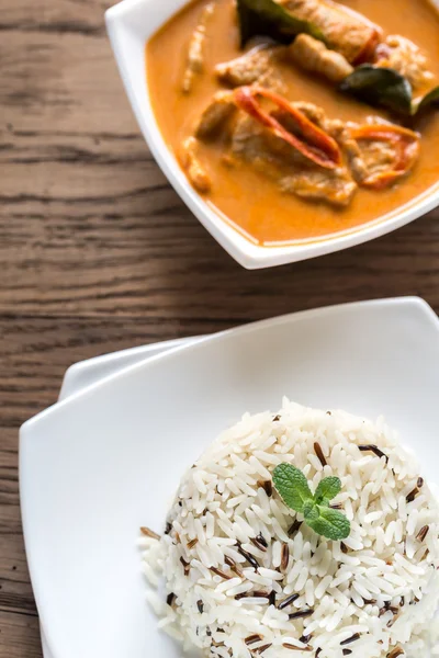 Curry panang thaïlandais avec bol de riz blanc et sauvage — Photo