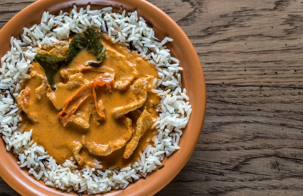 Curry panang tailandês com mistura de arroz branco e selvagem — Fotografia de Stock