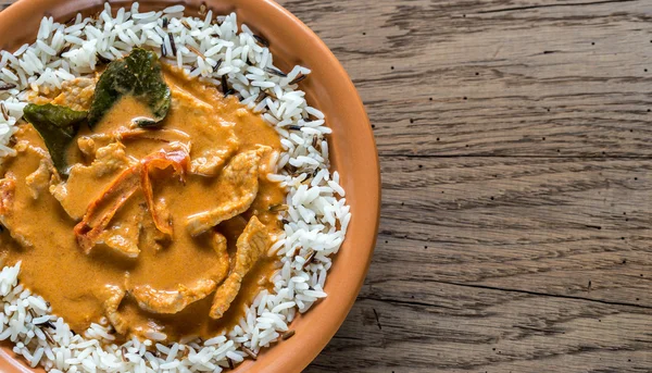 Thai Panang Curry mit einer Mischung aus weißem und wildem Reis — Stockfoto