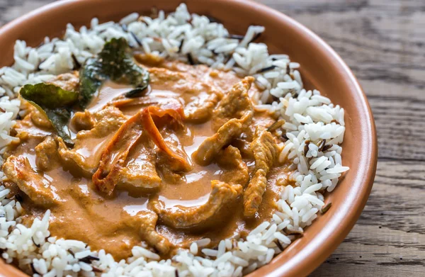 Curry panang tailandês com mistura de arroz branco e selvagem — Fotografia de Stock