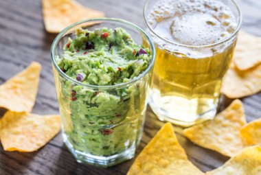 Guacamole tortilla cips ve bira bardak