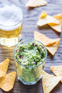 Guacamole tortilla cips ve bira bardak