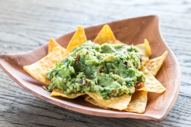 Guacamole ahşap arka plan üzerinde tortilla cips ile