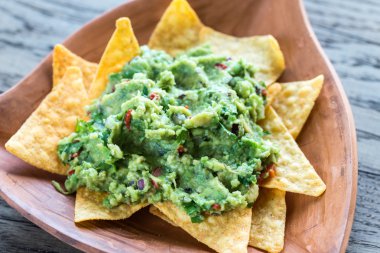 Guacamole ahşap arka plan üzerinde tortilla cips ile