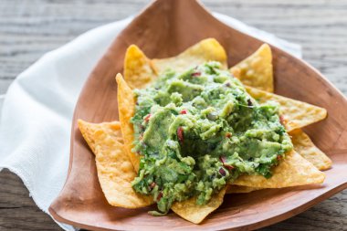 Guacamole ahşap arka plan üzerinde tortilla cips ile