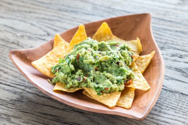 Guacamole ahşap arka plan üzerinde tortilla cips ile